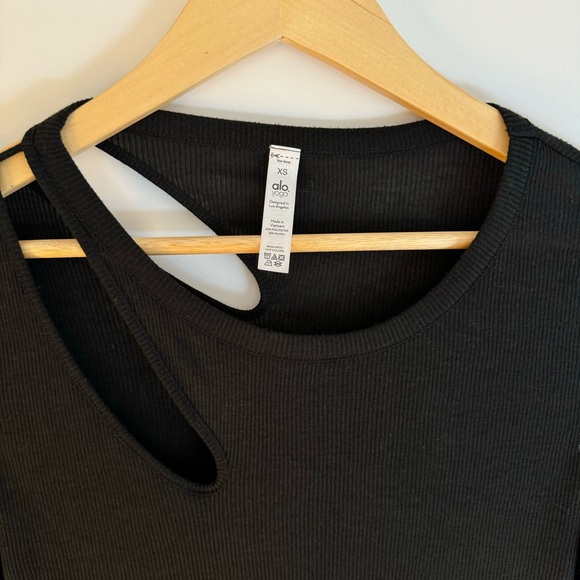 Ribbed Peak Long Sleeve Top XS – Relaxed Fit 🖤 - Picture 4 of 7